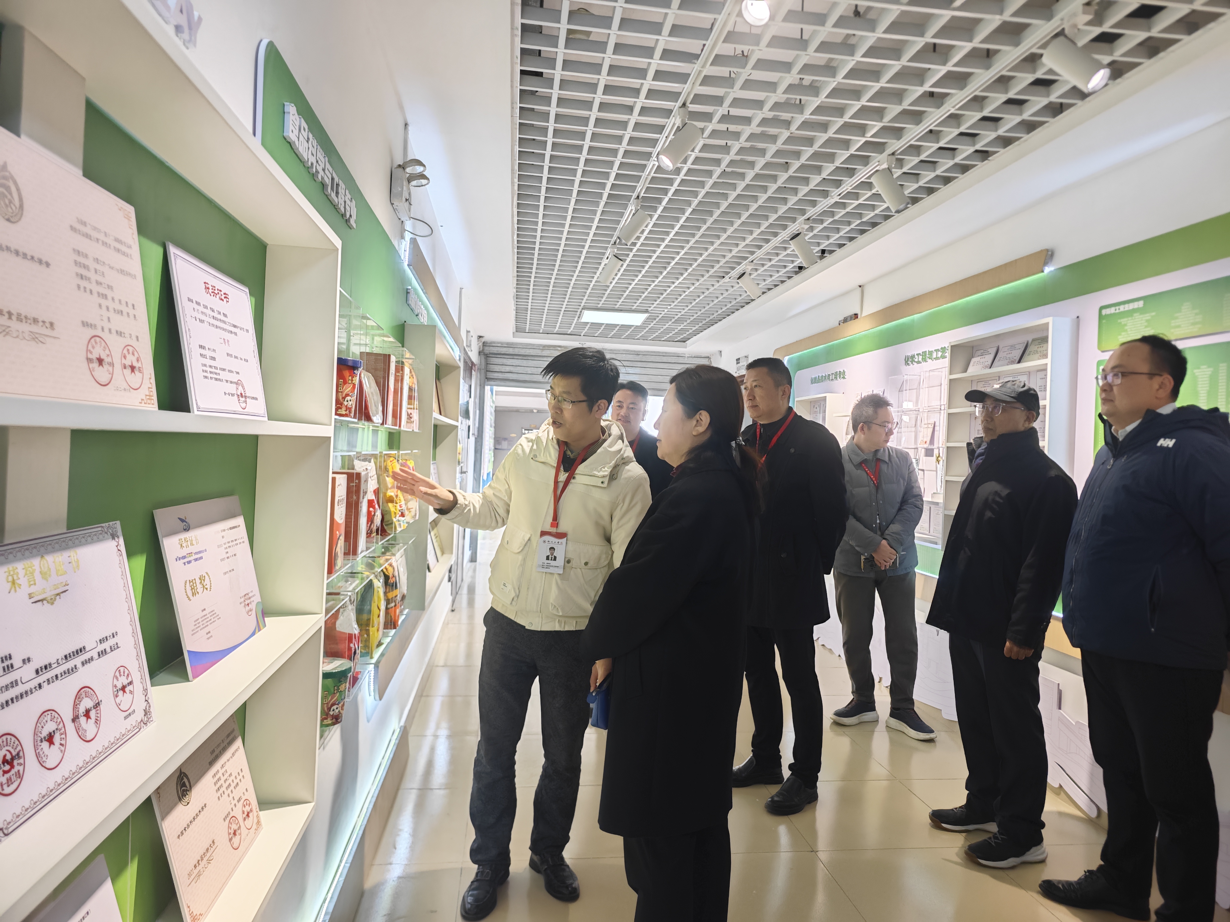 隋艳校长带队指导食品与化学工程学院文化长廊建设 赋能学校本科教学工作合格评估