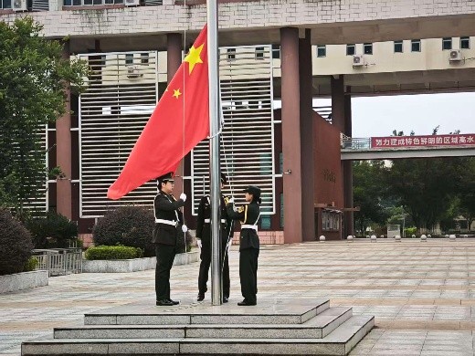 升国旗强信念，优学风促评估——机械工...