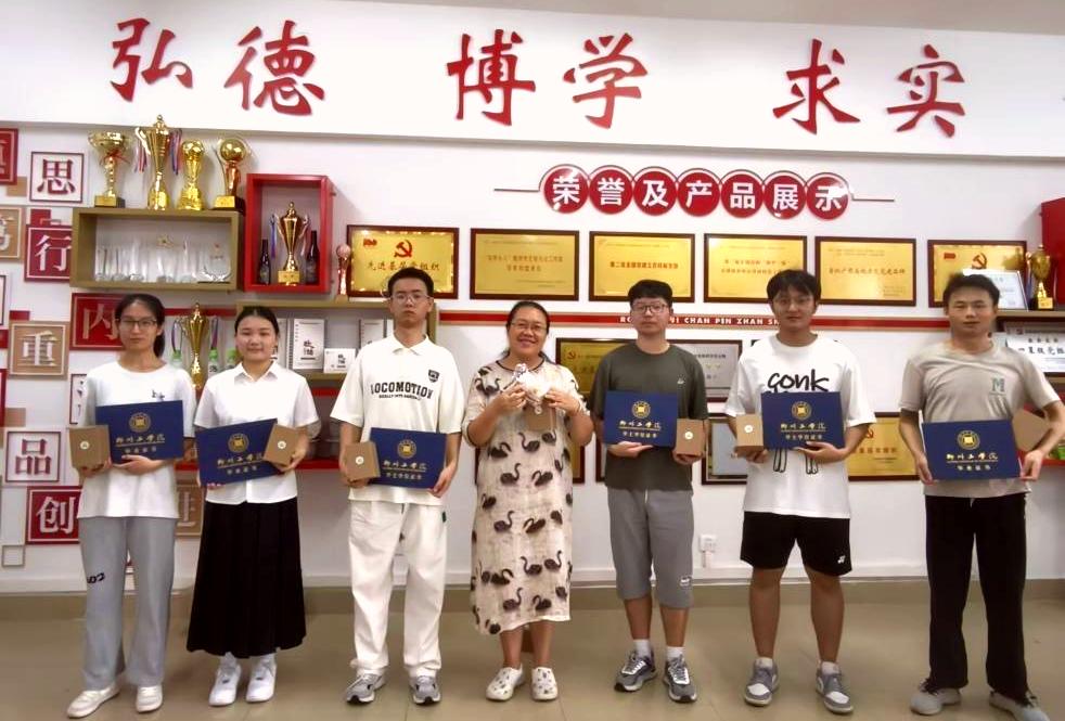 食化学院成功举办“舌尖上的毕业典礼”暨食品工程师的“风味毕业答辩”活动